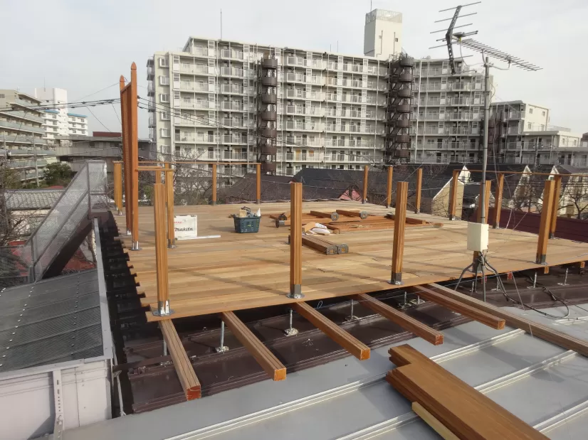 【東京都北区浮間】弊社事務所 スカイガーデン（屋上デッキ）設置工事 イメージ画像